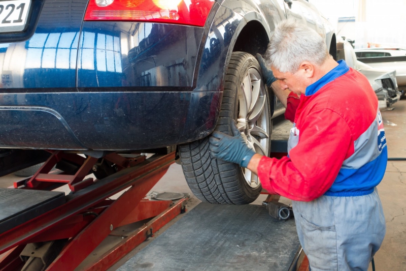 boutique-PIERREFEU-min_auto_repair_repair_lift_auto_mechanic_work_clothes_master_professional_man_of_the_fold-685629