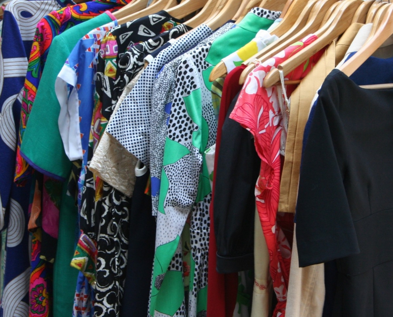 boutique-PIERREFEU-min_dresses_apparel_clothing_clothes_clothes_hangers_wooden_hangers_retail_shop_closet-1149845