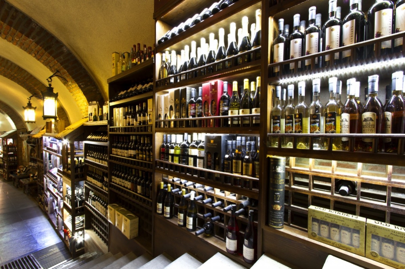 boutique-PIERREFEU-min_world_street_travel_shop_canon_georgia_wine_bottles-429767